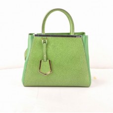 Малка кожена чанта Fendi 2jours в зелено с кръстосани вени и тревнозелено Ferrari Малка кожена чанта Fendi 2jours в зелено с кръстосани вени и тревнозелено Ferrari