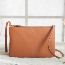 Малка чанта Celine Trio Crossbody от кафява телешка кожа Малка чанта Celine Trio Crossbody от кафява телешка кожа