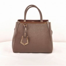 Малка кожена чанта Fendi 2jours с кръстосани вени в тъмно кафе Малка кожена чанта Fendi 2jours с кръстосани вени в тъмно кафе
