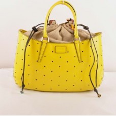 Чанта Fendi B Fab от жълта кожа Ferrari, перфорирана голяма с горна дръжка Чанта Fendi B Fab от жълта кожа Ferrari, перфорирана голяма с горна дръжка