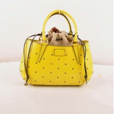 Чанта Fendi B Fab от жълта кожа Ferrari, перфорирана средна чанта с горна дръжка Чанта Fendi B Fab от жълта кожа Ferrari, перфорирана средна чанта с горна дръжка