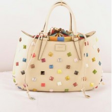 Голяма чанта с горна дръжка от кожа Fendi B Fab Studded в бежов цвят Ferrari с многоцветни бижута Голяма чанта с горна дръжка от кожа Fendi B Fab Studded в бежов цвят Ferrari с многоцветни бижута