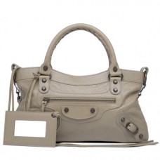 Първо лате от Balenciaga