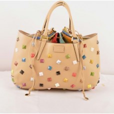 Голяма чанта с горна дръжка от кожа Fendi B Fab Studded Apricot Ferrari с многоцветни бижута Голяма чанта с горна дръжка от кожа Fendi B Fab Studded Apricot Ferrari с многоцветни бижута