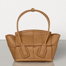 Чанта Bottega Veneta Mini Arco 29 от карамелизирана телешка кожа с шарки Чанта Bottega Veneta Mini Arco 29 от карамелизирана телешка кожа с шарки