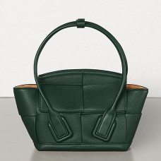 Чанта Bottega Veneta Mini Arco 29 от зелена телешка кожа със зърнеста текстура Чанта Bottega Veneta Mini Arco 29 от зелена телешка кожа със зърнеста текстура