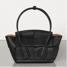 Чанта Bottega Veneta Mini Arco 29 от черна телешка кожа със зърнеста текстура Чанта Bottega Veneta Mini Arco 29 от черна телешка кожа със зърнеста текстура