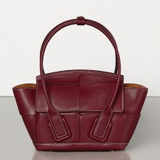 Чанта Bottega Veneta Mini Arco 29 от телешка кожа в бордо цвят Чанта Bottega Veneta Mini Arco 29 от телешка кожа в бордо цвят