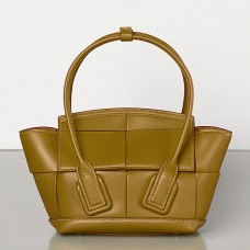 Чанта Bottega Veneta Mini Arco 29 от телешка кожа Moutarde Weave Чанта Bottega Veneta Mini Arco 29 от телешка кожа Moutarde Weave