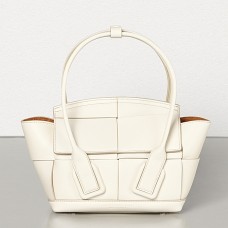 Чанта Bottega Veneta Mini Arco 29 от бяла телешка кожа Чанта Bottega Veneta Mini Arco 29 от бяла телешка кожа
