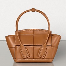 Чанта Bottega Veneta Mini Arco 29 от телешка кожа с дървена преплетена структура Чанта Bottega Veneta Mini Arco 29 от телешка кожа с дървена преплетена структура