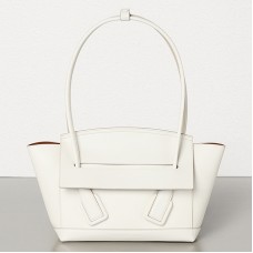 Чанта Bottega Veneta Arco 33 от бяло френско телешко платно Чанта Bottega Veneta Arco 33 от бяло френско телешко платно