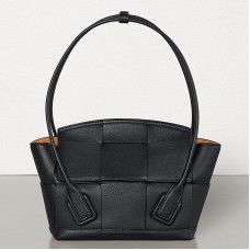 Малка чанта Bottega Veneta Arco 33 от черна телешка кожа със зърнеста текстура Малка чанта Bottega Veneta Arco 33 от черна телешка кожа със зърнеста текстура