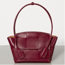 Чанта Bottega Veneta Arco 33 Intrecciato от телешка кожа в Бордо Чанта Bottega Veneta Arco 33 Intrecciato от телешка кожа в Бордо