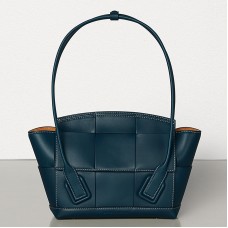Чанта Bottega Veneta Arco 33 Intrecciato от тъмносиня телешка кожа Чанта Bottega Veneta Arco 33 Intrecciato от тъмносиня телешка кожа