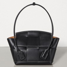 Чанта Bottega Veneta Arco 33 Intrecciato от черна телешка кожа Чанта Bottega Veneta Arco 33 Intrecciato от черна телешка кожа