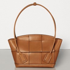 Чанта Bottega Veneta Arco 33 Intrecciato от дървена телешка кожа Чанта Bottega Veneta Arco 33 Intrecciato от дървена телешка кожа