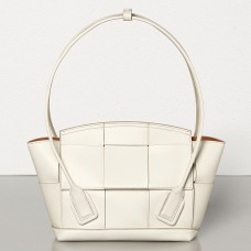 Чанта Bottega Veneta Arco 33 Intrecciato от бяла телешка кожа Чанта Bottega Veneta Arco 33 Intrecciato от бяла телешка кожа