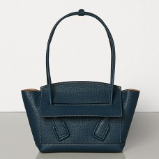 Чанта Bottega Veneta Arco 33 от синя зърнеста телешка кожа Чанта Bottega Veneta Arco 33 от синя зърнеста телешка кожа
