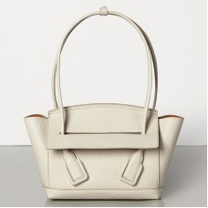 Чанта Bottega Veneta Arco 33 от бяла зърнеста телешка кожа Чанта Bottega Veneta Arco 33 от бяла зърнеста телешка кожа