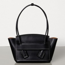 Чанта Bottega Veneta Arco 48 от черно френско телешко платно Чанта Bottega Veneta Arco 48 от черно френско телешко платно