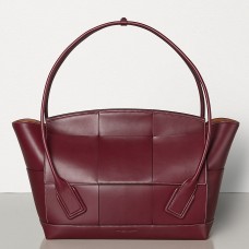 Чанта Bottega Veneta Arco 48 Intrecciato от телешка кожа в Бордо Чанта Bottega Veneta Arco 48 Intrecciato от телешка кожа в Бордо