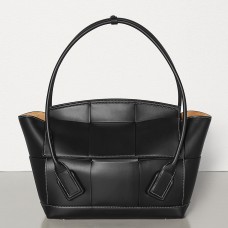 Чанта Bottega Veneta Medium Arco 48 Intrecciato от черна телешка кожа Чанта Bottega Veneta Medium Arco 48 Intrecciato от черна телешка кожа
