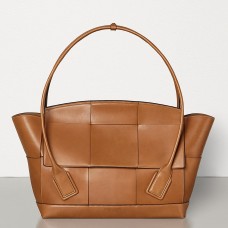 Чанта Bottega Veneta Arco 48 Intrecciato от светлокафява телешка кожа Чанта Bottega Veneta Arco 48 Intrecciato от светлокафява телешка кожа