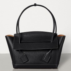 Чанта Bottega Veneta Arco 48 от черна зърнеста телешка кожа Чанта Bottega Veneta Arco 48 от черна зърнеста телешка кожа