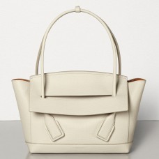 Чанта Bottega Veneta Arco 48 от бяла зърнеста телешка кожа Чанта Bottega Veneta Arco 48 от бяла зърнеста телешка кожа