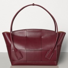 Чанта Bottega Veneta Arco 56 от френска телешка кожа в цвят бордо Чанта Bottega Veneta Arco 56 от френска телешка кожа в цвят бордо