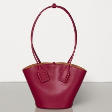 Малка чанта тип кошница Bottega Veneta от телешка кожа в цвят амарант