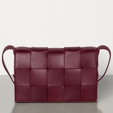Чанта Bottega Veneta Cassette от агнешка кожа в цвят бордо