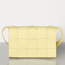 Чанта Bottega Veneta Cassette от кремава агнешка кожа