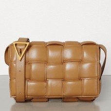 Подплатена чанта тип касета Bottega Veneta от карамелизирана телешка кожа