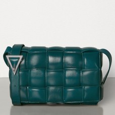 Подплатена чанта Cassette от зелена телешка кожа Bottega Veneta