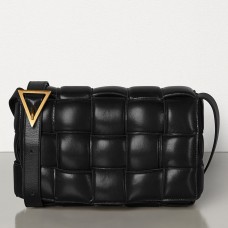Подплатена чанта Cassette от черна телешка кожа Bottega Veneta