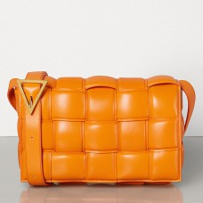 Подплатена чанта тип касета Bottega Veneta от оранжева телешка кожа