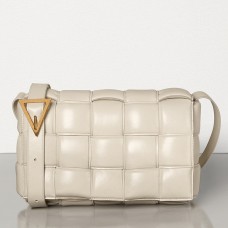 Подплатена чанта тип касета Bottega Veneta от гипсова телешка кожа