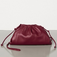 Чанта Bottega Veneta The Pouch 20 Clutch от телешка кожа в цвят бордо