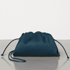 Чанта Bottega Veneta The Pouch 20 от тъмносиня телешка кожа Чанта Bottega Veneta The Pouch 20 от тъмносиня телешка кожа