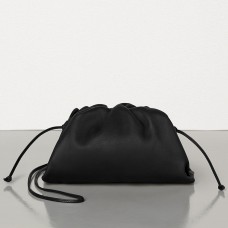 Чанта Bottega Veneta The Pouch 20 от черна телешка кожа Чанта Bottega Veneta The Pouch 20 от черна телешка кожа