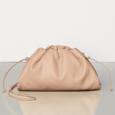 Чанта Bottega Veneta The Pouch 20 от телешка кожа в цвят теле Чанта Bottega Veneta The Pouch 20 от телешка кожа в цвят теле