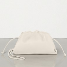 Чанта Bottega Veneta The Pouch 20 от бяла телешка кожа