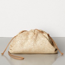 Чанта Bottega Veneta The Pouch 20 от бежова кракелова кожа