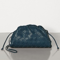 Bottega Veneta The Pouch 20 Clutch от тъмно синя агнешка кожа Intrecciato