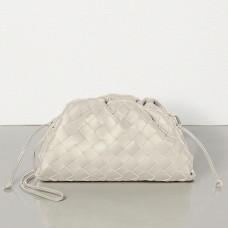 Bottega Veneta The Pouch 20 Clutch от гипсова агнешка кожа
