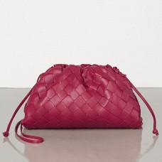 Bottega Veneta The Pouch 20 Clutch в Amaranto Intrecciato агнешка кожа