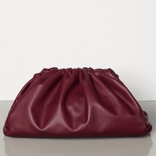 Чанта Bottega Veneta The Pouch от телешка кожа в цвят бордо Чанта Bottega Veneta The Pouch от телешка кожа в цвят бордо