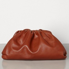 Чанта Bottega Veneta The Pouch от ръждивокафява телешка кожа Чанта Bottega Veneta The Pouch от ръждивокафява телешка кожа
